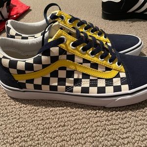 BRAND NEW NEVER WORN BEFORE VANS MICHIGAN COLORED SHOES US ME SIZE 9.5